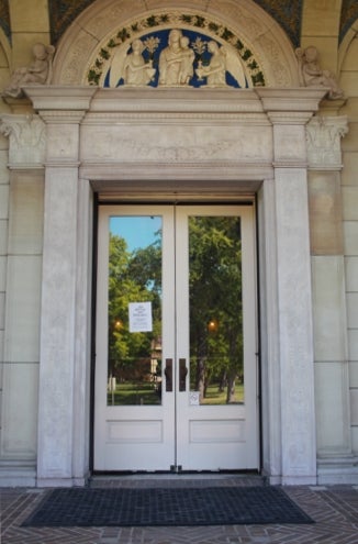 The door at the Allen Art Museum with a sign taped to it
