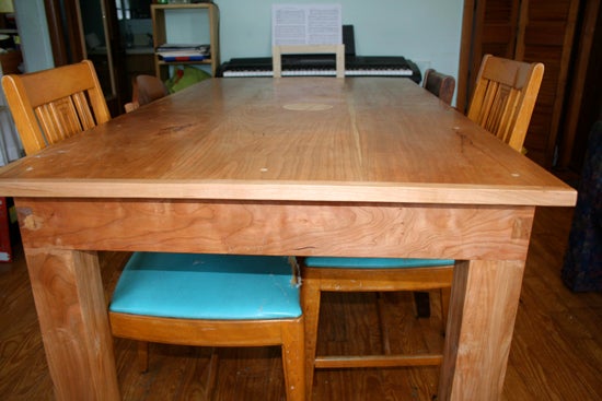 Side view of the table showing the legs.