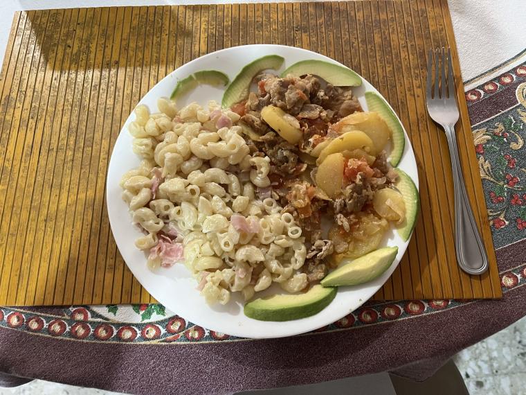 A meal of pasta, minced beef, and avocado.