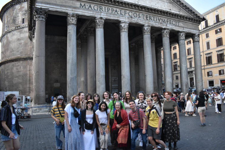 Professor Wendy Beth Hyman and her students in front of the Pantheon. 